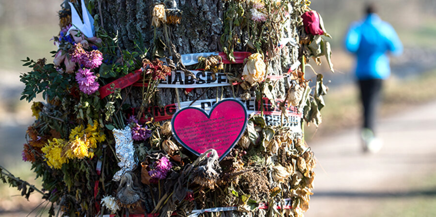 Blumen und Trauerschmuck hängen in Freiburg an einem Baum an der Dreisam. Ein unbegleiteter minderjähriger Flüchtling soll dort die 19-jährige Studentin Maria L. umgebracht haben. Foto: picture-alliance/dpa