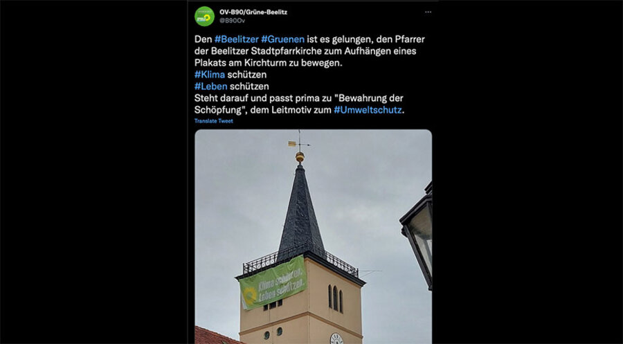 Das Wahlbanner der Partei Bündnis90/Die Grünen hat etwa vier Stunden lang am Turm der Stadtpfarrkirche in Beelitz gehängt. Screenshot: Twitter/ OV-B90/Grüne-Beelitz
