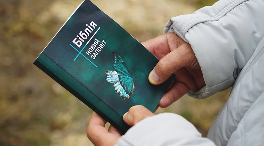 Der Internationale Gideonbund in Deutschland hat für die Flüchtlinge aus der Ukraine 750.000 Bibeln drucken lassen. Foto: Gideonbund Deutschland