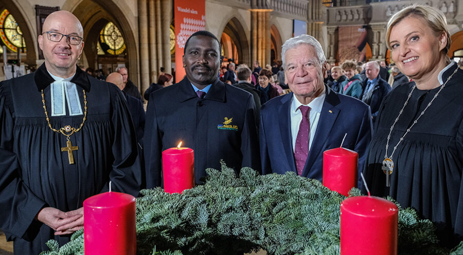 v. l.: Der sächsische Landesbischof Tobias Bilz,  der Direktor Anglican Development Services North Rift Region Kenia, Peter Nyorsok, Altbundespräsident Joachim Gauck und die Präsidentin von Brot für die Welt, Dagmar Pruin, beim Gottesdienst in Leipzig. Foto: picture alliance / epd-bild | Jens Schulze