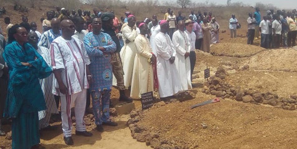 Angehörige in Burkina Faso trauern um sieben Christen, die bei einem Überfall von Islamisten auf einen Gottesdienst ermordet wurden. Foto: Open Doors
