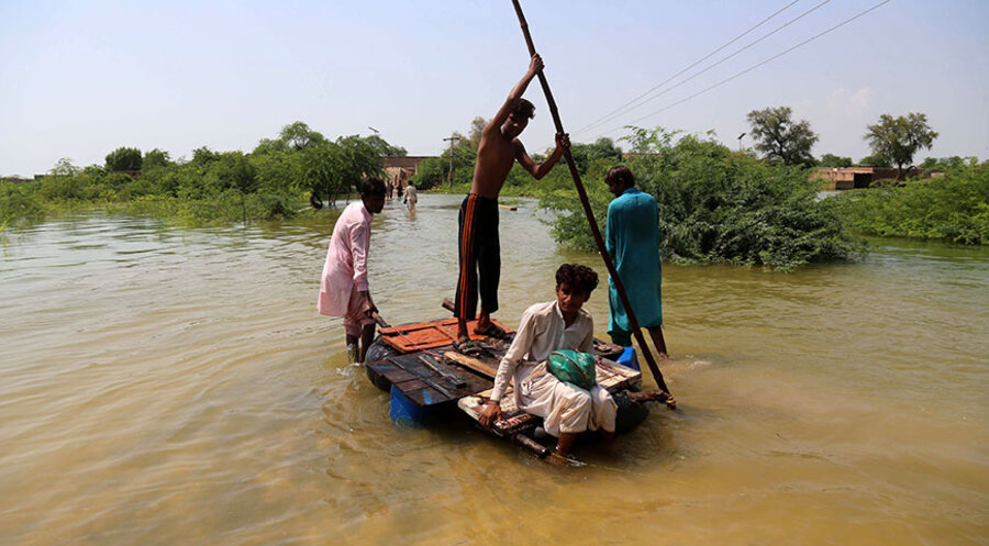 Die Menschen in der Provinz Sindh in Pakistan ziehen in höhere Gebiete, nachdem ihre Dörfer überschwemmt wurden. Foto: picture alliance / EPA | NADEEM KHAWER