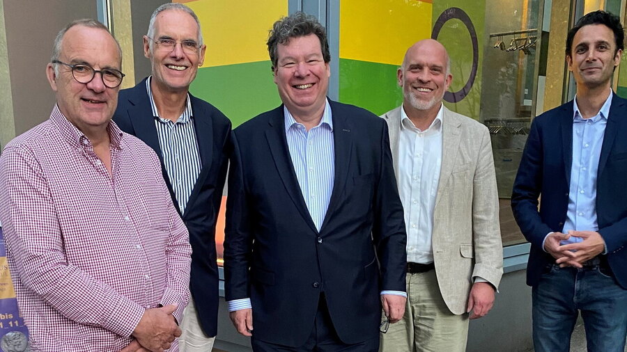 Die Leitung der Frankfurter Bibelgesellschaft (v.l.): Ulrich Schröder, Achim Knecht, Thomas Kreuzer, Museumsdirektor Veit Dinkelaker, Kambis Zahedi