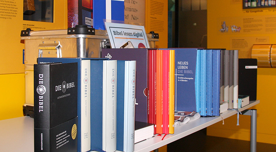 Die „Bibelbox“ präsentiert verschiedene Bibelausgaben in Großschrift. Foto: Angelika Hahn