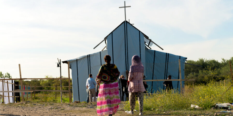 Christen haben sich im Flüchtlingslager in der nordfranzösischen Hafenstadt Calais eine eigene Kirche gebaut. Foto: picture-alliance/ZUMAPRESS.com