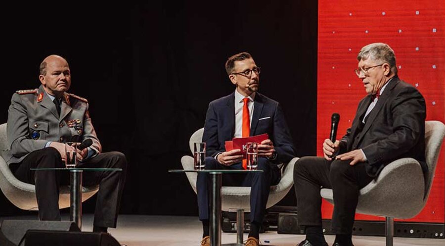 v.l.: NATO-Kommandeur Generalmajor Ruprecht Horst von Butler, Moderator Dennis Pfeifer und der Friedensbeauftragte des Rates der Evangelischen Kirche in Deutschland (EKD), Landesbischof Friedrich Kramer. Foto: IDEA/Matthias Schmitt