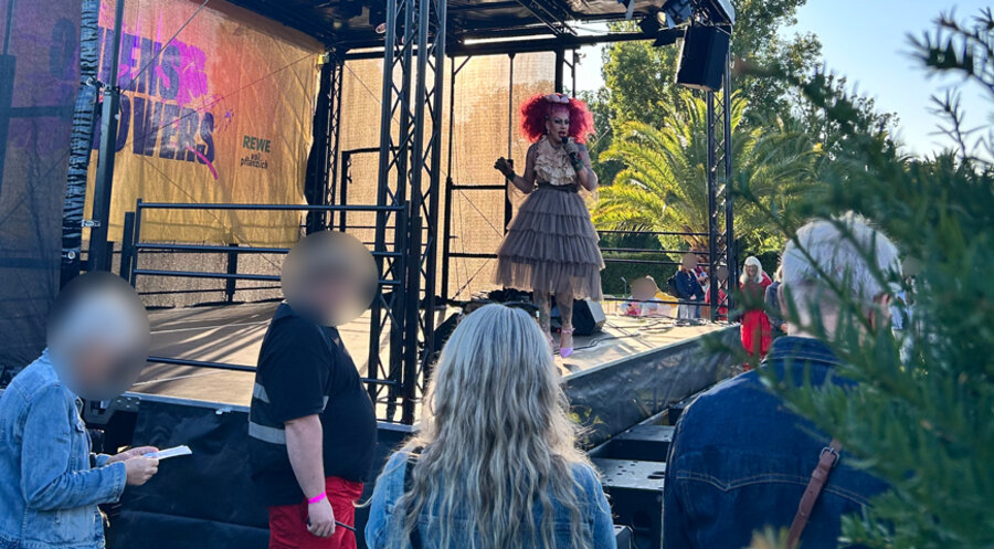 Beim Sommerfest „Queens & Flowers“ im Botanischen Garten Berlin boten Dragqueens Programm für Kinder an. Foto: Carl-Victor Wachs
