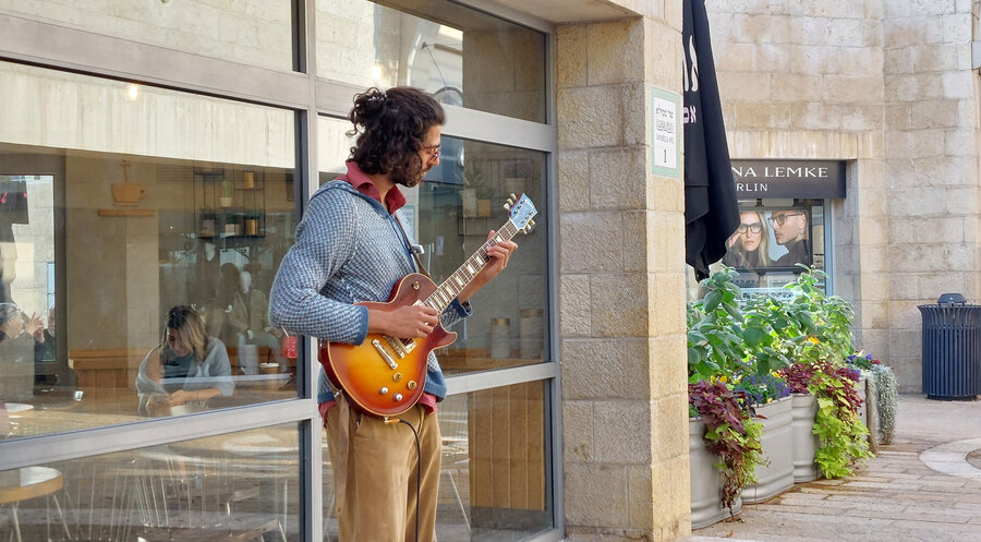 Ein Straßenmusiker in der Einkaufspassage in Jerusalem. Foto: IDEA/Julia Bernhard