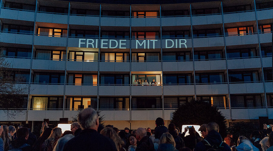„Friede mit dir“: Das Motto des diesjährigen SPRING-Festivals erhellte am Mittwochabend das Sauerland Stern Hotel in Willingen. Foto: Dijana Kornelsen