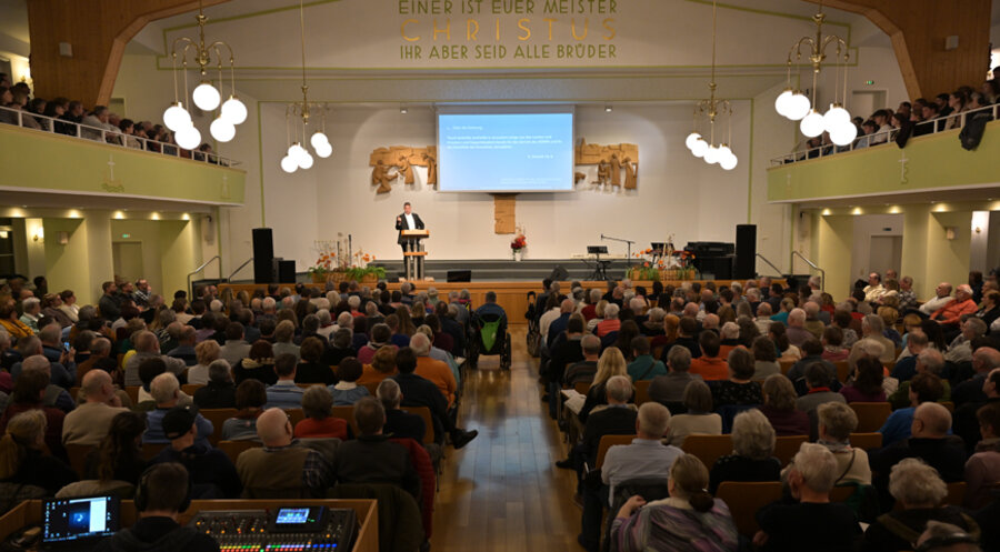 Am „Chemnitzer Bibelseminar“ nahmen rund 800 Teilnehmer jeden Abend teil. Foto: Evangelisationsteam