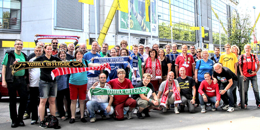 Das Deutschlandtreffen der christlichen Fanclubs „Totale Offensive“ vor dem Stadion in Dortmund. Foto: Oliver Römer