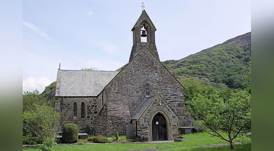 Der „beste Ort der Welt“: Die St. Mary’s Church im walisischen Dorf Beddgelert. Foto: wikimedia commons