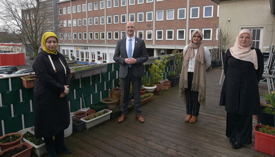 v. l.: Nilgün Filiz (stellvertretende Geschäftsführerin), Thorsten Latzel, Hanim Ezder (Geschäftsführerin) und Dr. Erika Theißen (Gründerin). Foto: Gerhard Bartsch/ekir.de