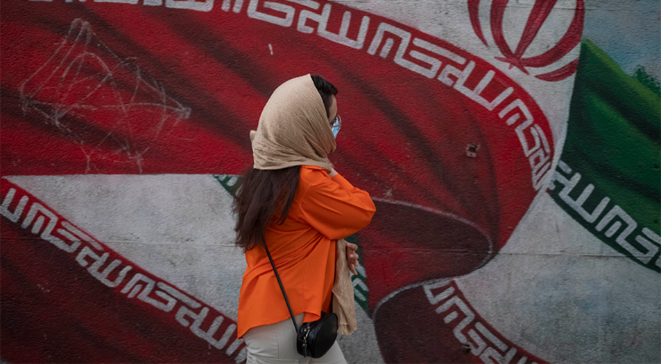 Die Islamische Republik Iran unterdrücke weiterhin die Demokratiebewegung und trete besonders die Frauenrechte mit Füßen, so der IGFM-Vorsitzende Edgar Lamm. Foto: Picture Alliance/NurPhoto/Morteza Nikoubazl