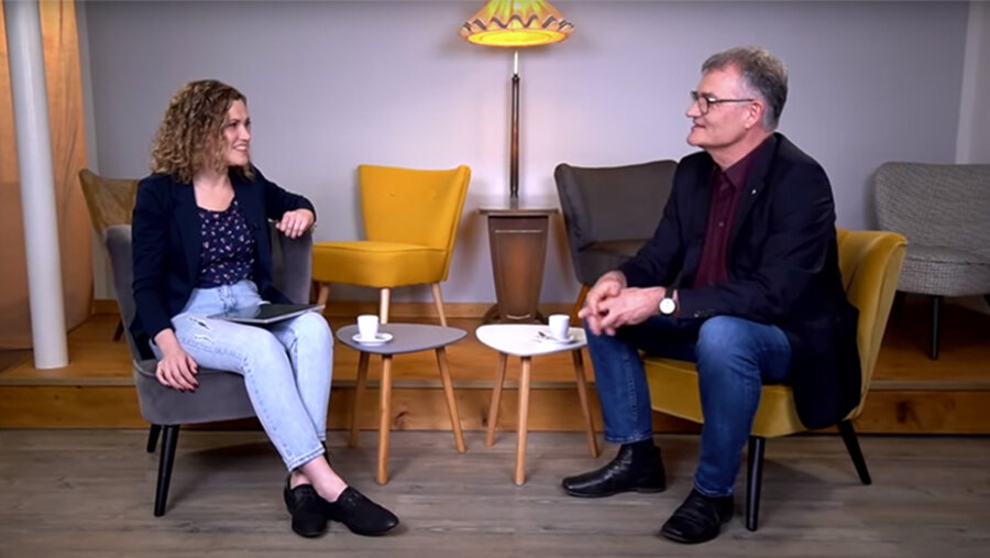 Die Moderatorin Juliane Eva Eberwein im Gespräch mit Christoph Zehender. Screenshot: Youtube/proChrist