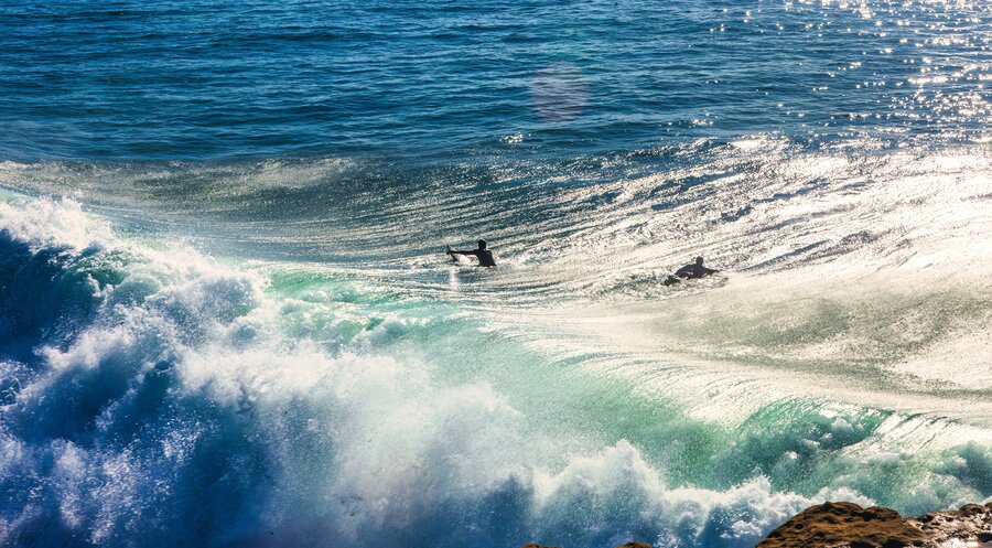 Dem Priester fielen zwei Surfer auf, die Mühe hatten, sich über Wasser zu halten. Symbolfoto: iSTock/oliver de la haye
