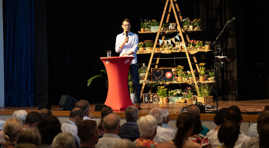 Doron Lukat bei seiner Predigt im Gottesdienst beim Freundestreffen von OM. Foto: Achim Schneider, OM