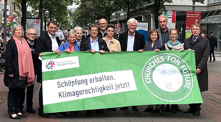 „Dass der Rat der EKD geschlossen an einer Demonstration teilnimmt, das hat es noch nie gegeben”, schrieb der Landesbischof. Foto: Facebook/Heinrich Bedford-Strohm