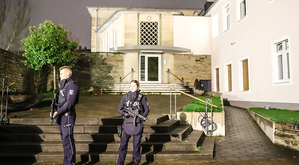 Die Polizei hat ihre Präsenz vor vielen jüdischen Einrichtungen in Nordrhein-Westfalen noch einmal erhöht, so wie hier vor der Synagoge in Hagen. Foto: Picture Alliance/Alex Talash