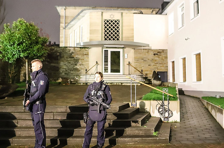 Polizisten stehen vor dem Rabbinerhaus in Essen. Foto: Picture Alliance/Alex Talash