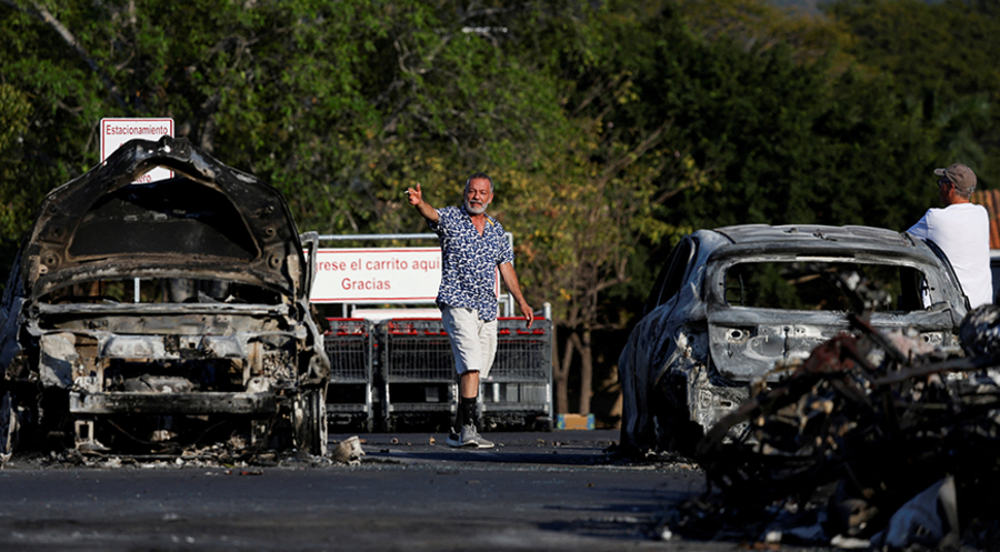 Nach der breit angelegten Operation blockierten Kartellmitglieder Autobahnabschnitte, zündeten Fahrzeuge an und attackierten Tankstellen und Geschäfte. Foto: picture alliance/REUTERS/Daniel Becerril 