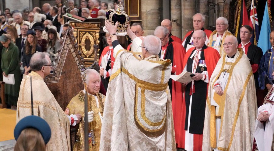 König Charles III. erhält in der Westminster Abbey die St. Edward's Crown. Die Krone wurde erstmals von seinen Namensvetter Charles II. im 17. Jahrhundert getragen. Foto: Picture Alliance/Jonathan Brady