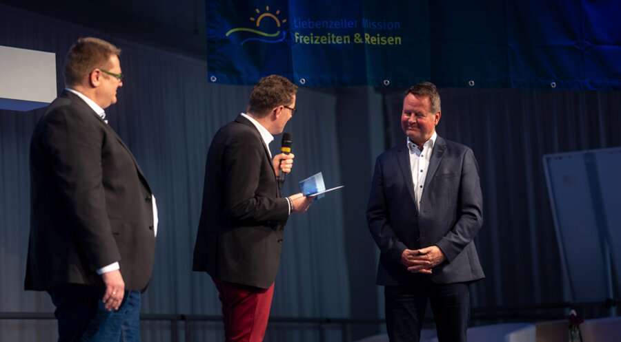 v. l.: Der neue Geschäftsführer der Liebenzeller Mission Freizeit und Reisen GmbH, Ramón Haag, der Leiter der Liebenzeller Mission, Dave Jarsetz, und der ehemalige Geschäftsführer, Thomas Trommer. Foto: Bettina Graf