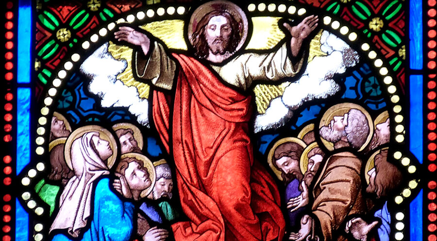 Die Darstellung von Christi Himmelfahrt an einem Kirchenfenster. Foto: pixabay.com