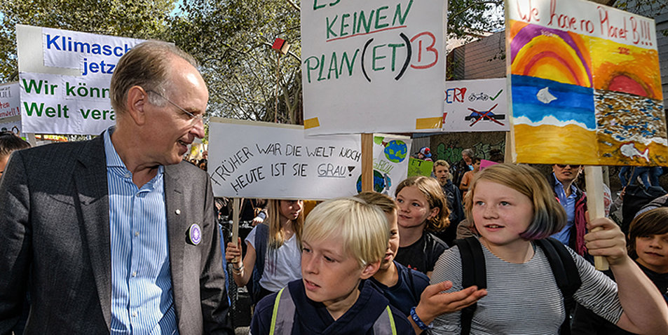 Auch der hannoversche Landesbischof Ralf Meister nahm am Klimastreik teil und begleitete einige junge Demonstranten. Foto: Jens Schulze