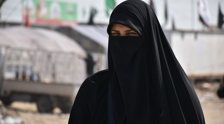 Eine Frau, die einen Gesichtsschleier trägt. Foto: unsplash.com