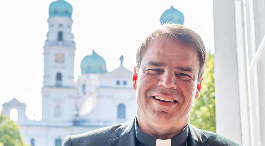 „Als Gesellschaft für die Menschenwürde und das Lebensrecht jedes Einzelnen eintreten“: Der römisch-katholische Bischof von Passau, Stefan Oster. Bild: picture alliance/dpa/Armin Weigel