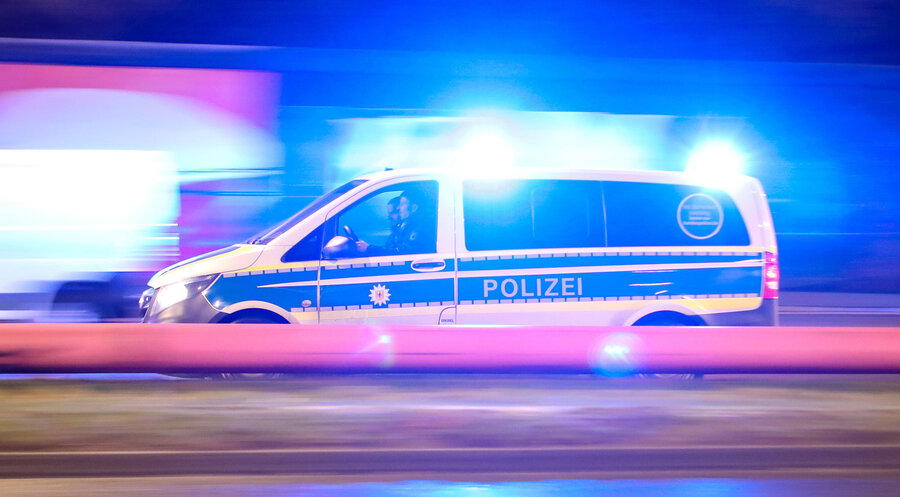 Die Polizei traf den Täter später in seiner Wohnung an und beschlagnahmte sein Handy. Symbolfoto: picture alliance / Maximilian Koch | Maximilian Koch
