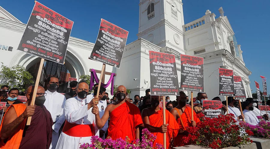 Tausende protestierten in Sri Lanka für die Aufklärung der Osterattentate 2019. Foto: picture alliance / ASSOCIATED PRESS | Eranga Jayawardena
