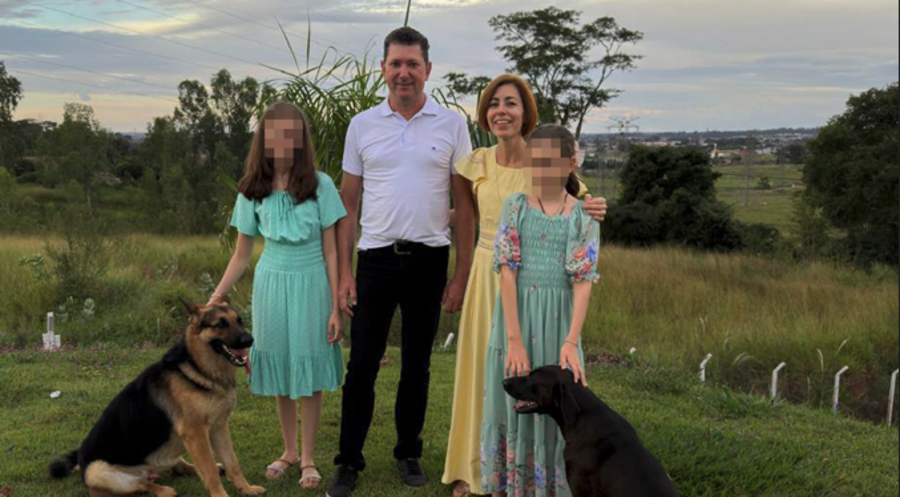 Audato und Ieda Denardi mit den beiden Töchtern. Foto:adfinternational.org