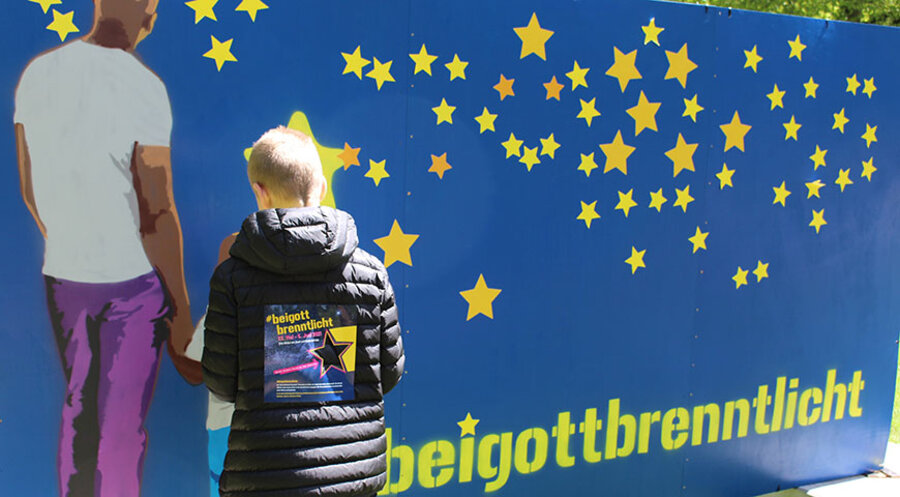 An vier Standorten in Fulda waren Graffiti-Wände aufgestellt, auf denen Menschen zu sehen waren, die den Sternenhimmel aus verschiedenen Perspektiven betrachten. Foto: Claudia Pfannemüller