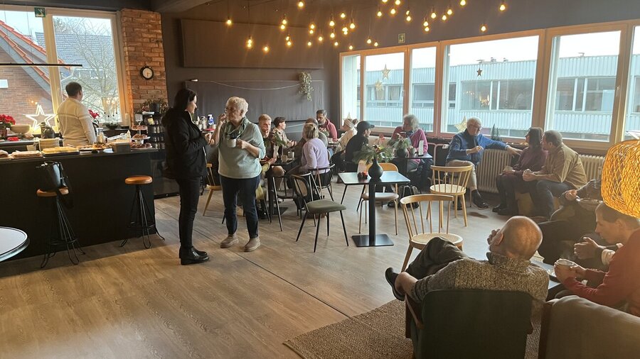 Gäste im stilvollen Café im Gebetshaus Bielefeld.  