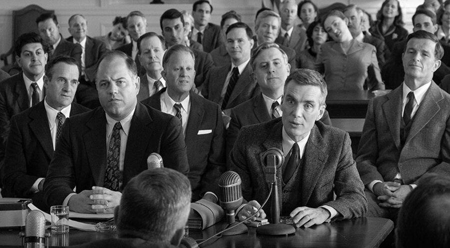 Unter Spionageverdacht: der Physiker J. Robert Oppenheimer (vorne rechts), gespielt von Cillian Murphy. Screenshot: Universal Pictures