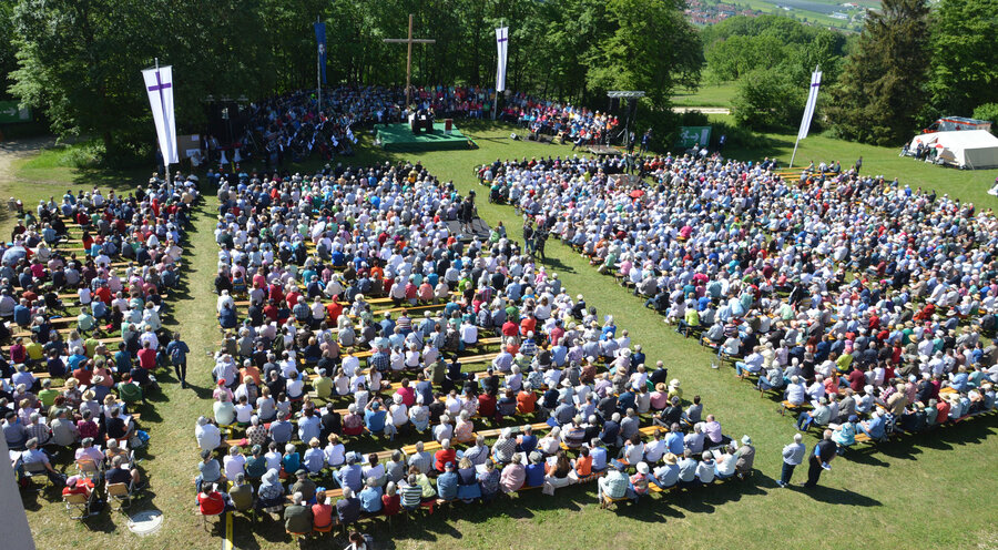 Rund 10.000 Besucher kamen zum Bayerischen Kirchentag auf den Hesselberg. Foto: Peter Tippl