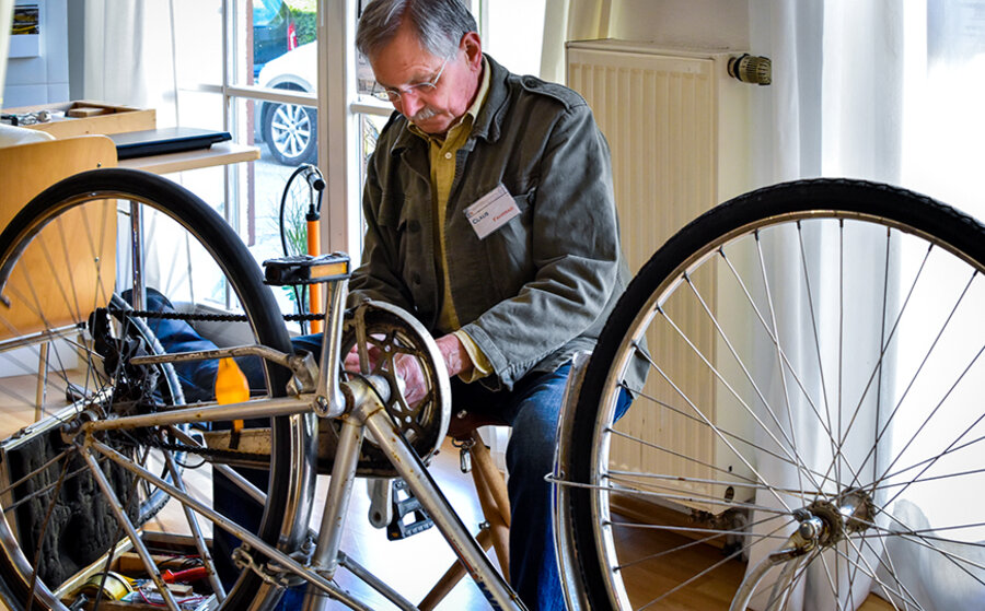 Ehrenamtliche Reparateure setzen defekte Computer, Fahrräder, Haushaltsgeräte oder Kleidung wieder instand. Foto: FeG Germering
