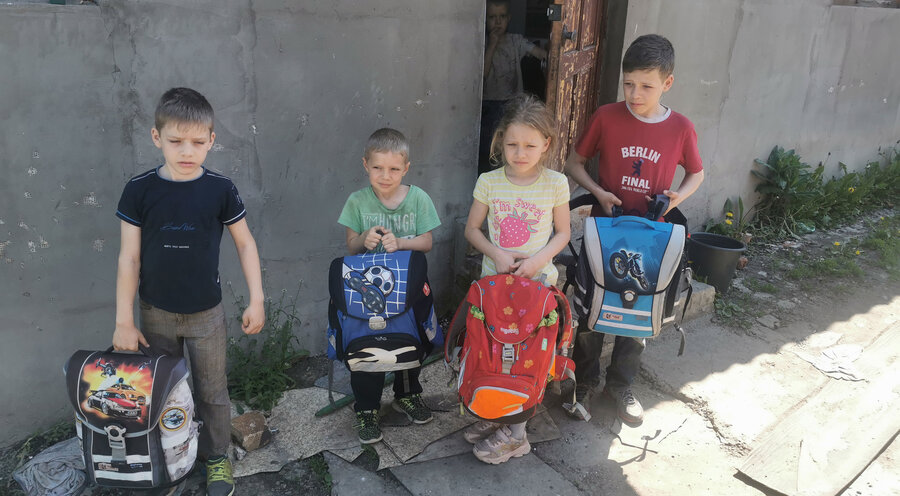Pünktlich zum Schulstart haben Kinder aus sozial schwachen Familien in der Ukraine und Moldawien einen gepackten Schulranzen und eine Kinderbibel bekommen. Foto: Bibel-Mission