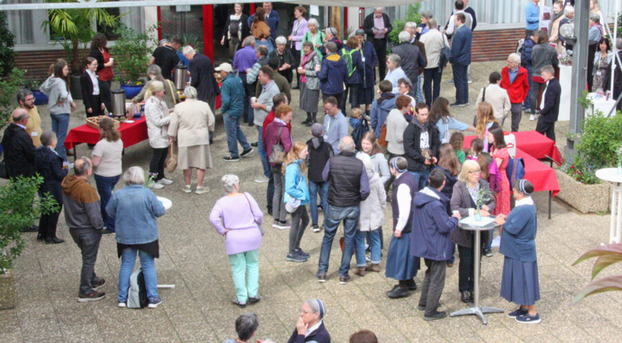 Besucher beim ersten Stiftungsfest des Lebenszentrums Adelshofen. Foto: Stiftung Lebenszentrum Adelshofen
