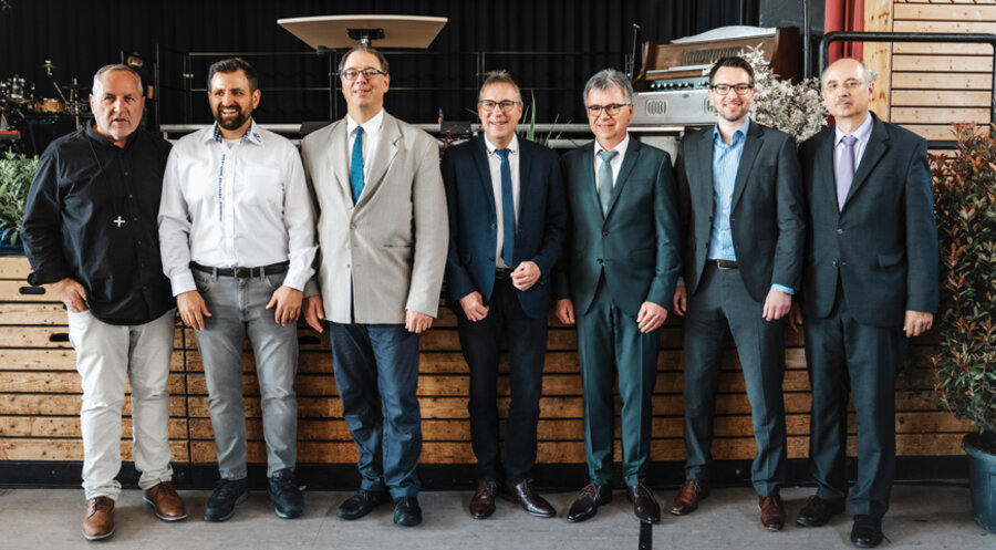 v. l.: Prof. Roland Werner, der Theologische Leiter des AB-Verbandes, Gemeinschaftspastor Immanuel Grauer, der Vorsitzende der ChristusBewegung Baden, Pfarrer Lothar Mößner, der Vorsitzende des Liebenzeller Gemeinschaftsverbandes, Martin Siehler, der Vorsitzende des AB-Verbandes, Matthias Richter, der Bürgermeister von Karlsbad, Björn Kornmüller, und der Leiter des Referats für „Verkündigung in Gemeinde und Gesellschaft“ der badischen Landeskirche, Oberkirchenrat Matthias Kreplin. Foto: JoSiA Production