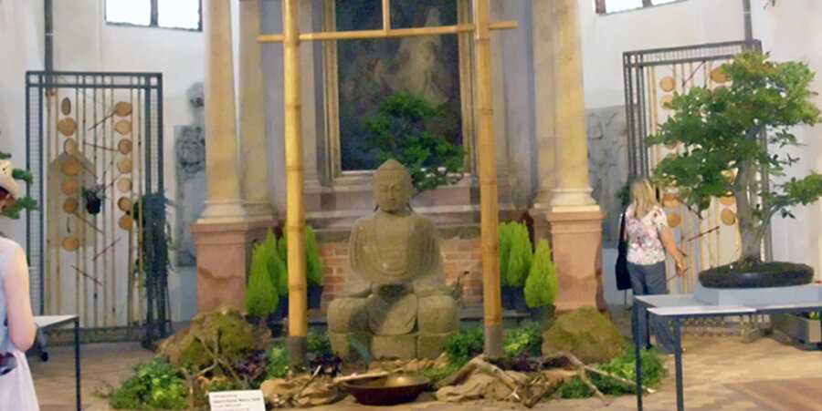 Die etwa zwei Meter hohe Buddha-Figur vor den Altar im Chorraum der Havelberger Stadtkirche St. Laurentius. Foto: Ulrich N. Wolff 