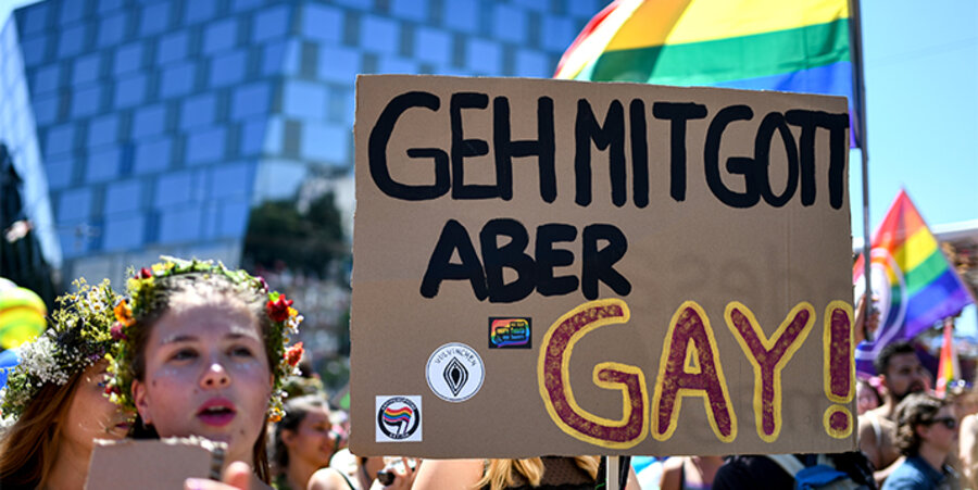 Während die Akzeptanz von Religion nachlässt, nimmt sie gegenüber Menschen mit einer nicht-heterosexuellen Orientierung zu. Foto: picture-alliance/dpa