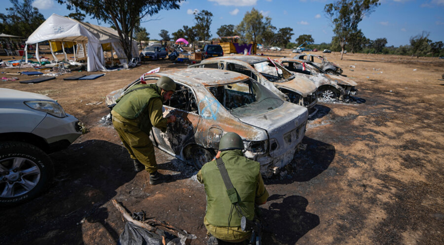Israelische Soldaten inspizieren das Gelände des Nova-Festivals in der Nähe des Gazastreifens. Hier hatten Hamasterroristen ein Massaker angerichtet. Foto: picture alliance / ASSOCIATED PRESS | Ariel Schalit