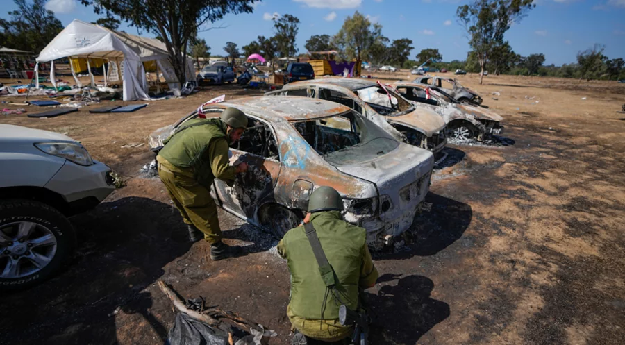 Israelische Soldaten inspizieren das Gelände des Nova-Festivals in der Nähe des Gazastreifens. Hier hatten Hamasterroristen ein Massaker angerichtet. Foto: picture alliance / ASSOCIATED PRESS | Ariel Schalit