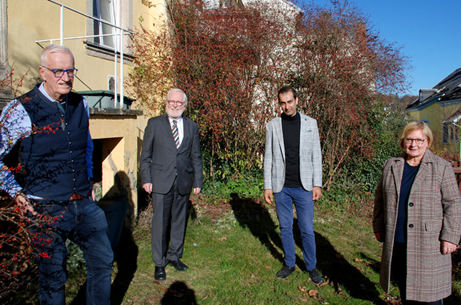 v. l.: Stephan Reichel, Dekan Frank Saalfrank, Naser R., Elisabeth Frisch