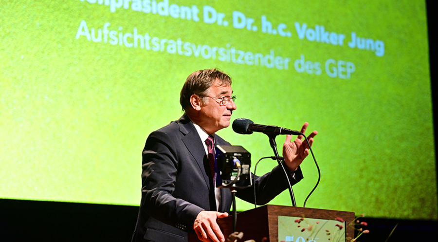 „Evangelische Publizistik ist ein evangelischer Beitrag zur Gestaltung einer demokratischen, gerechten, nachhaltigen und friedlichen Gesellschaft“: Der Aufsichtsratsvorsitzende des GEP, KIrchenpräsident Volker Jung. Foto: Picture Alliance/epd-bild/Thomas Lohnes