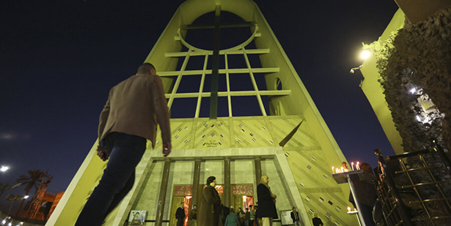Christen vor der katholischen Kathedrale Sayidat al-Nejat. Foto: picture-alliance/AP Photo