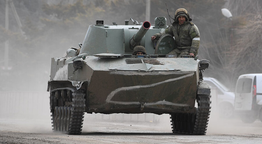Ein Militärfahrzeug fährt auf einer Straße in Armyansk im Norden der Krim, Russland. Foto: picture alliance/dpa/Sputnik | Konstantin Mihalchevskiy